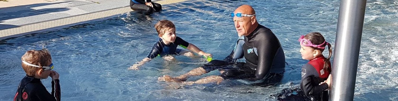 Schwimmlehrer-mit-der-Kinder-Gruppe